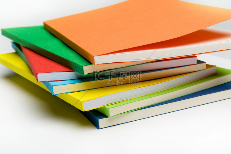 一堆五颜六色的笔记本