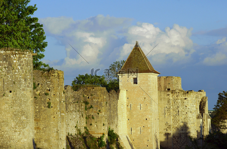 中世纪的塔楼和城墙