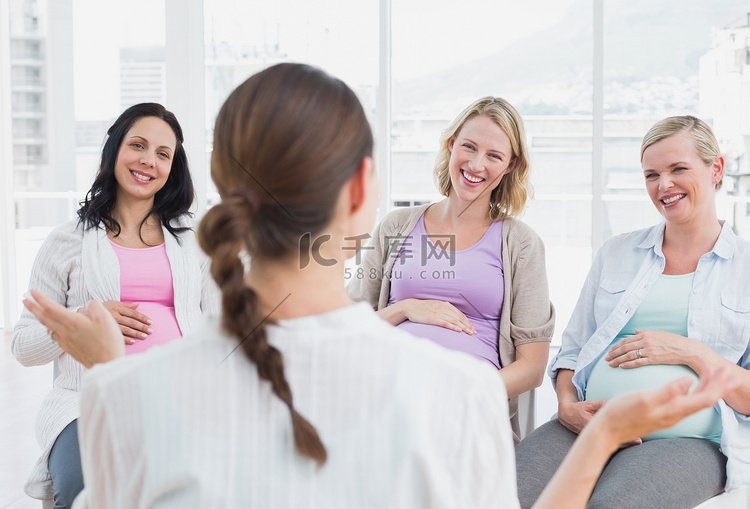 孕妇在胎教课上听医生