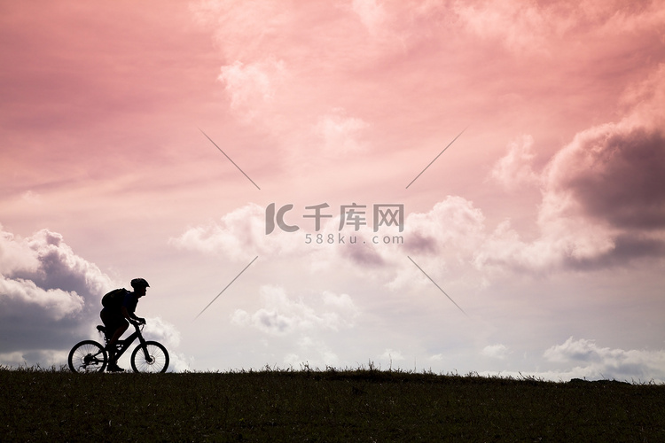 登山车骑手和日落的剪影