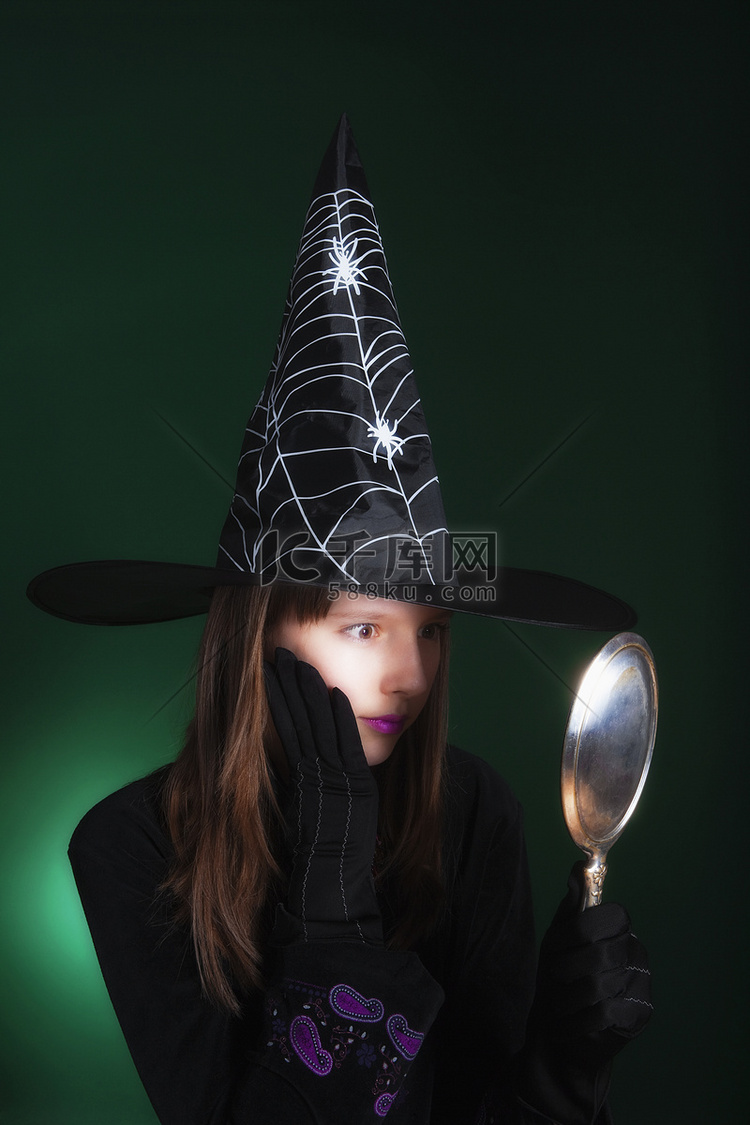 一个穿着女巫服装的女孩的画像