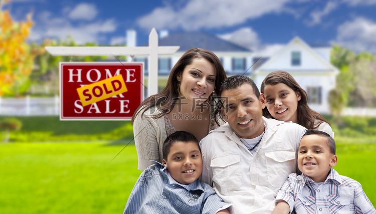 西班牙裔家庭在出售的房地产标志