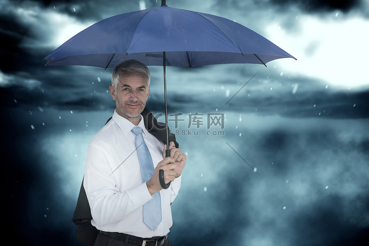 拿着蓝色雨伞的商人的复合形象
