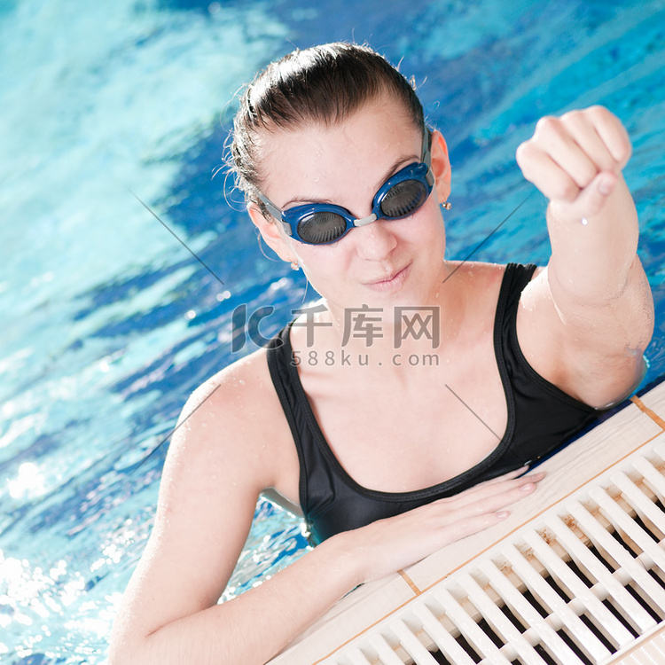 游泳池里戴黑色护目镜的女人