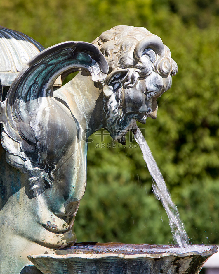 林代尔花园雕像，嘴里喷水