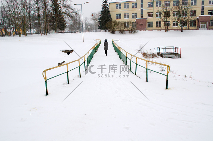 女人外套结冰的河桥冬天雪