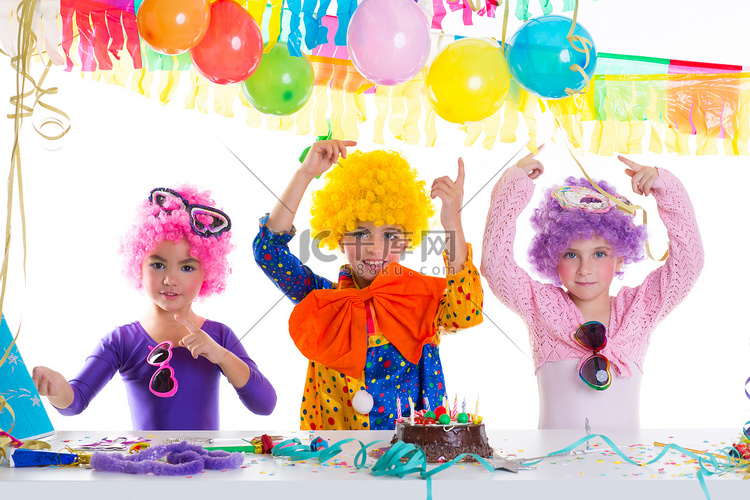 带小丑假发的儿童生日快乐派对