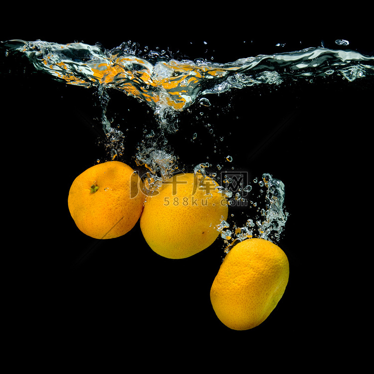 新鲜的橘子掉进水里，黑色上有气