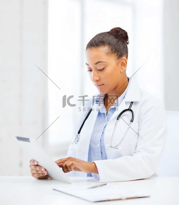 有 tablet pc 的非洲女医生