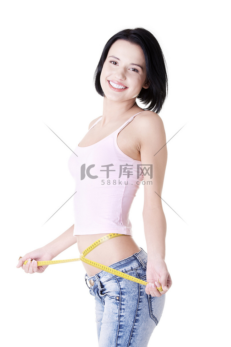 年轻女子测量她的腰围