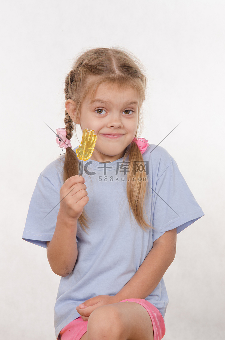 手拿棒棒糖的五年级女孩画像