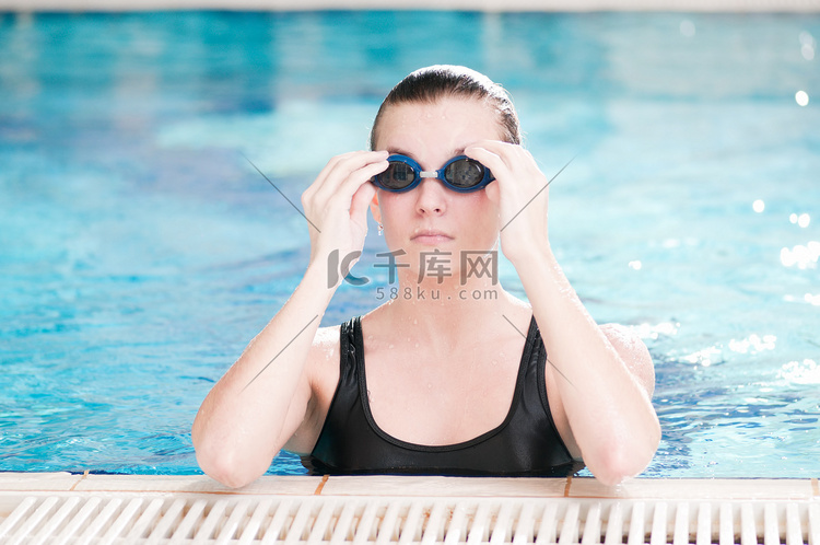 游泳池里戴黑色护目镜的女人
