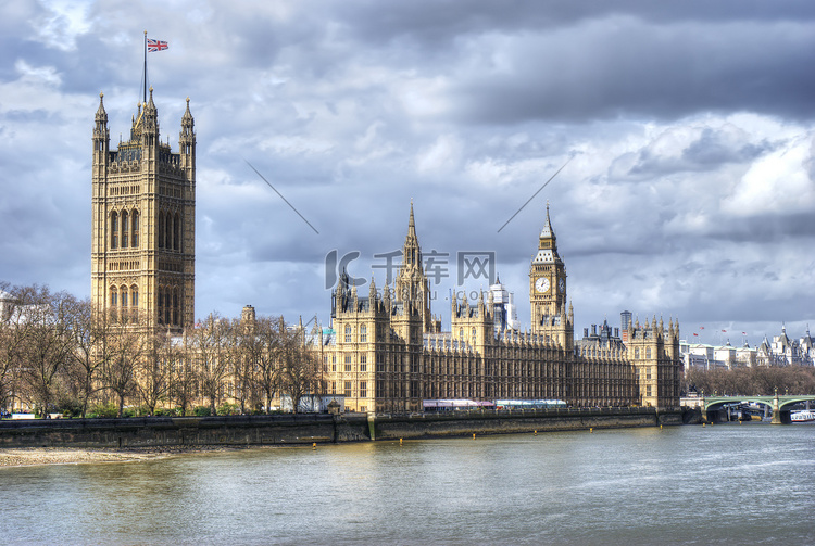 国会大厦和泰晤士河畔的大本钟