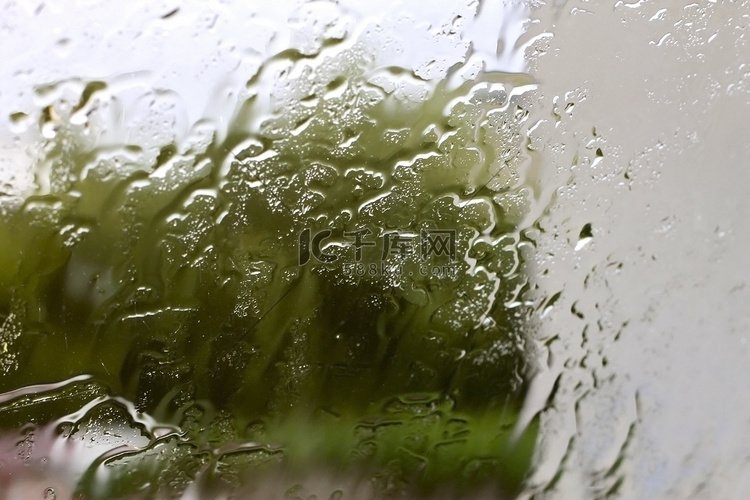 雨滴落在窗户上