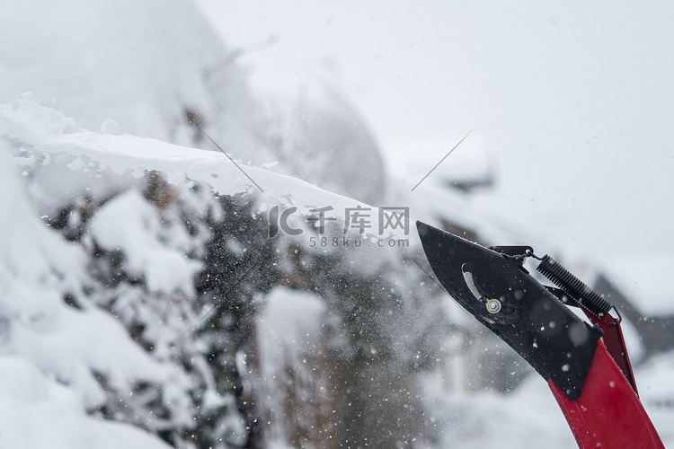 冬天下雪时，有人在户外使用除雪