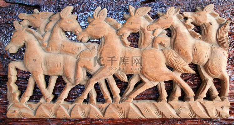美丽的马雕塑只用一种和平的木头