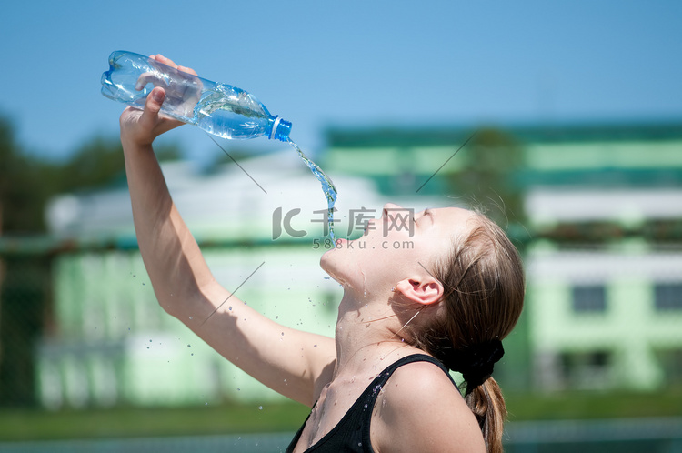 Yyoung 女人运动后喝水