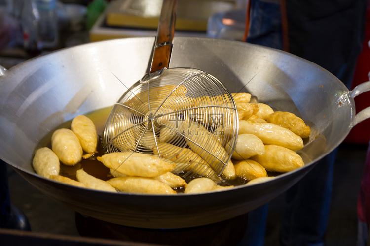 烹饪，在一个大锅里炸肉丸