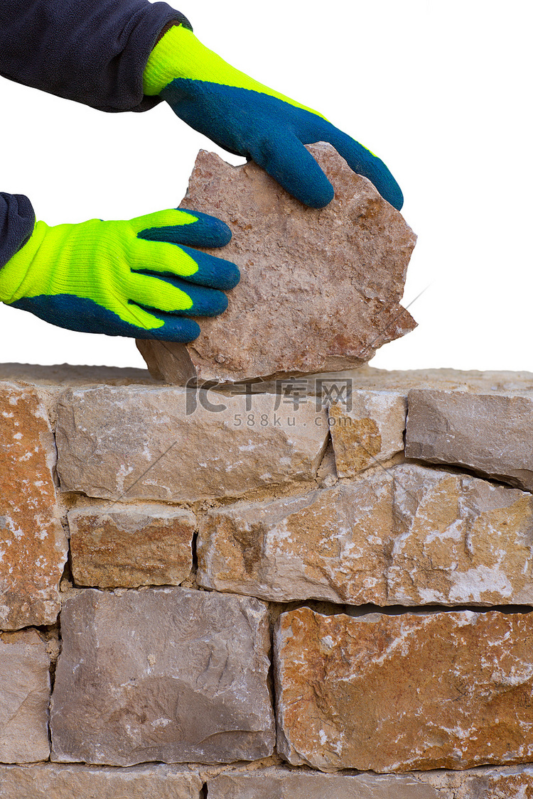 工作在石工石墙上的石匠手