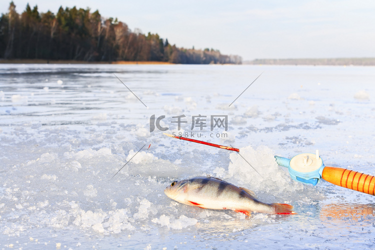 冬季冰上钓鱼