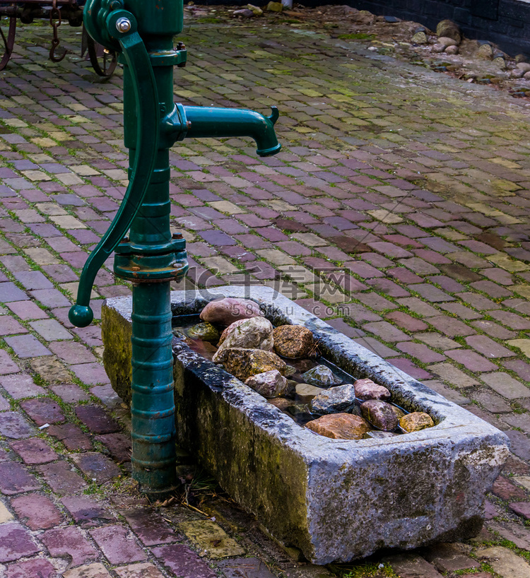 老式水泵、古典供水系统、花园装
