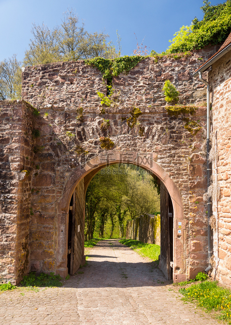古堡墙上的拱门和大门