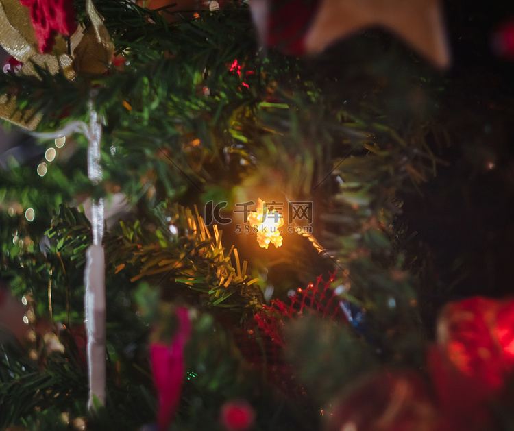 用灯光为圣诞装饰树上的花环上色