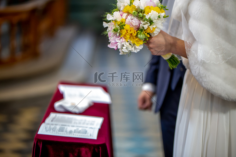 婚礼期间新娘手中的一束鲜花