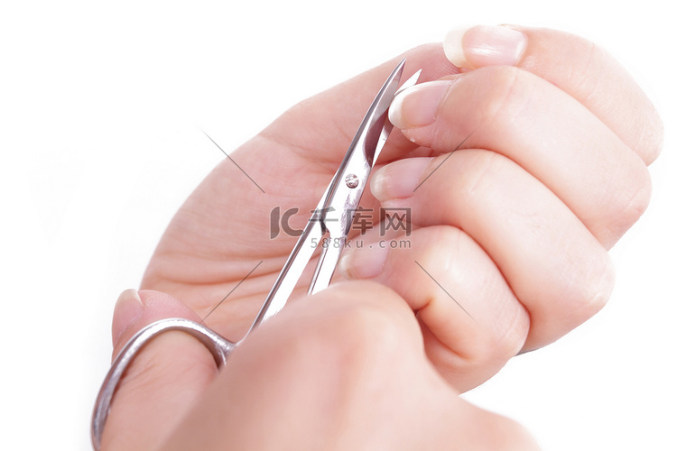 修指甲 — 女人手用指甲剪剪指甲