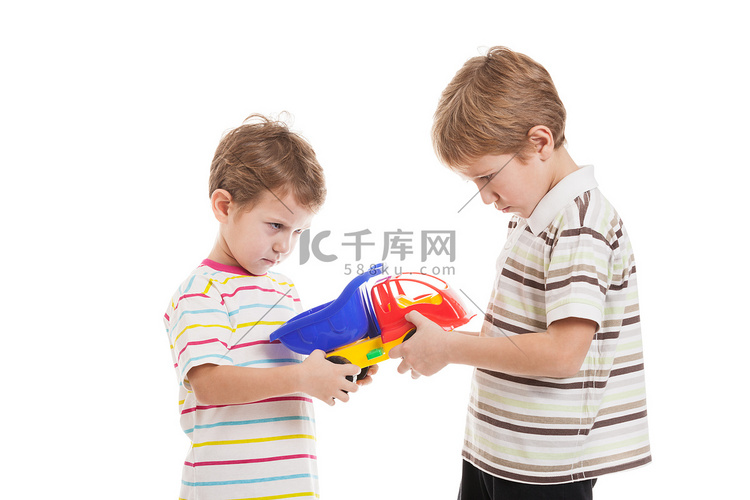 冲突中的儿童为玩具而战