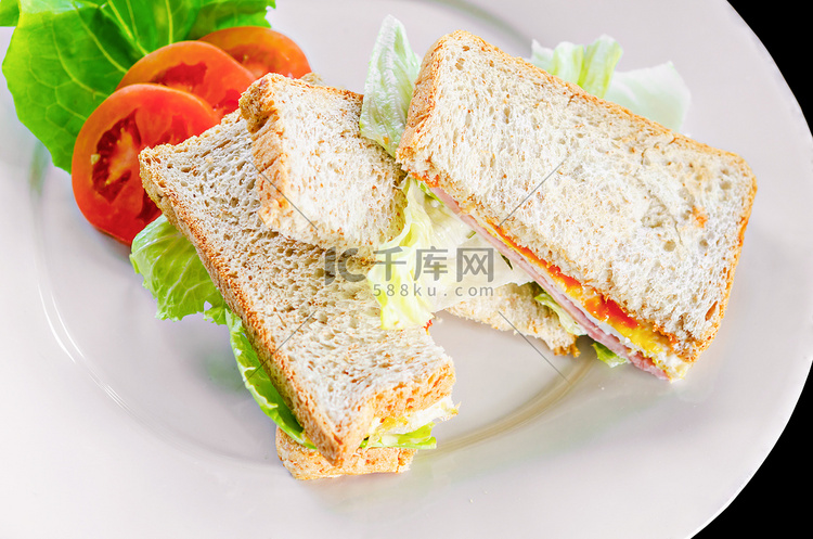 三明治配火腿番茄和鸡蛋蔬菜。