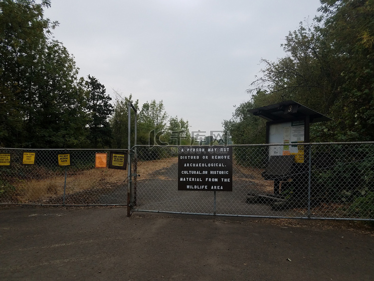 封闭金属围栏上的棕色野生动物区