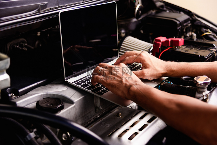 专业汽车修理或维护技工引擎运作