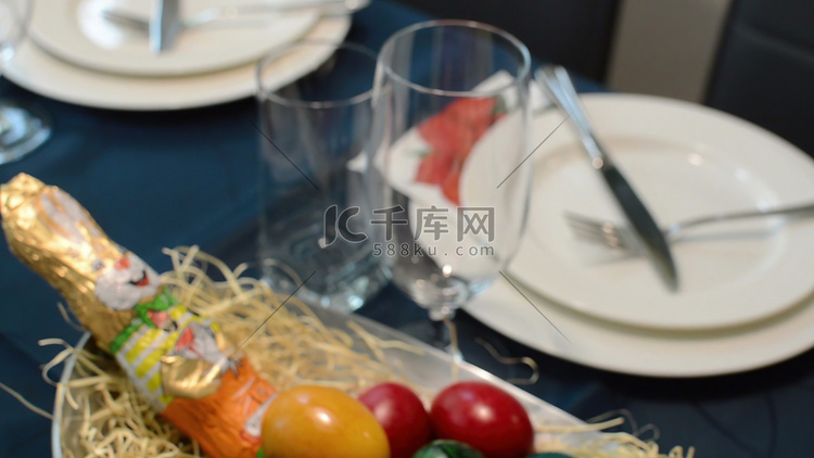 3d 插图-复活节节日餐桌与兔