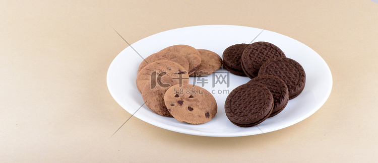 巧克力曲奇饼和奶油饼干放在盘子