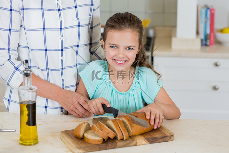 妈妈帮女儿切面包
