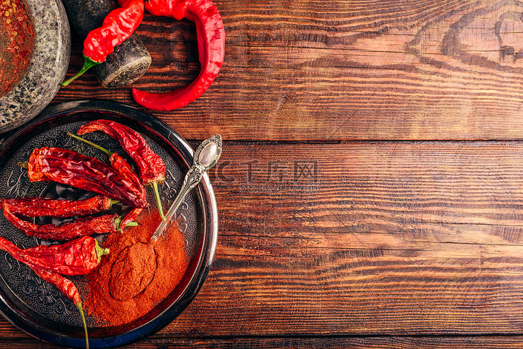 新鲜、干制和磨碎的红辣椒