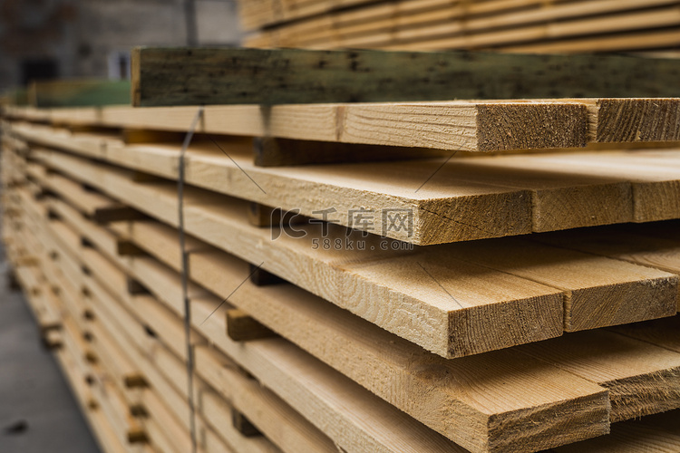 锯木厂里成堆的木板，木板。