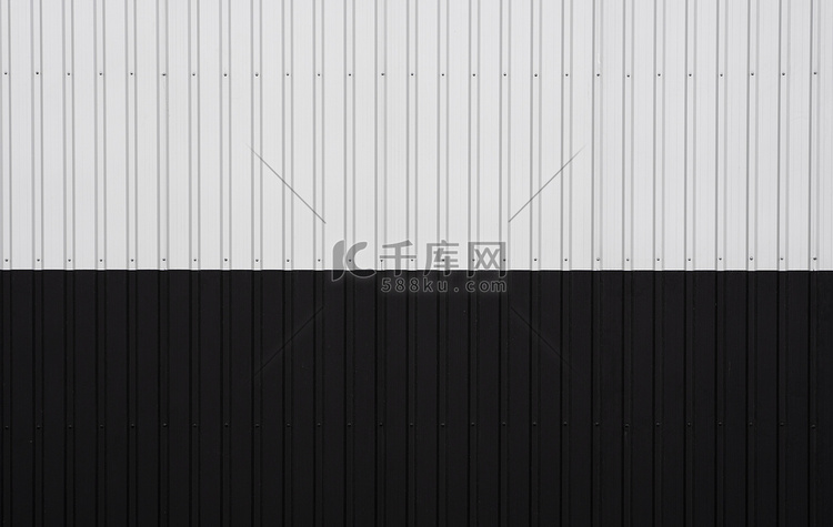 墙壁的黑白波纹状的金属板纹理表