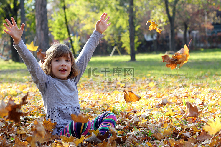 秋天公园里美丽的小女孩
