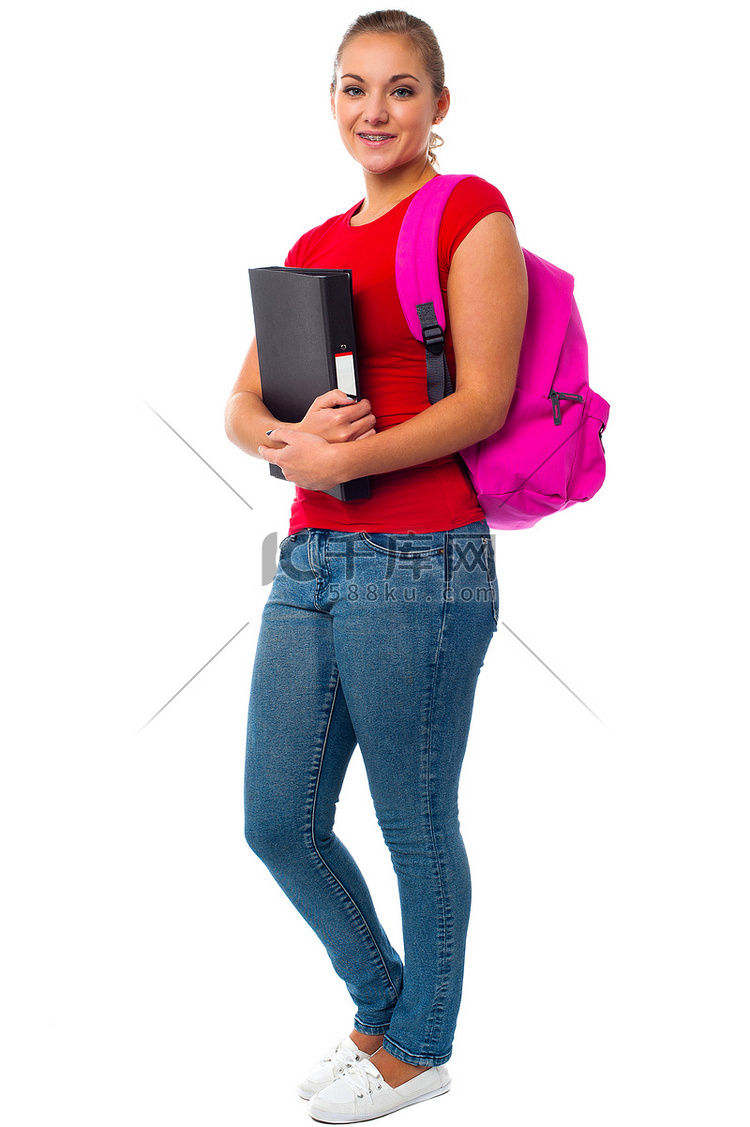 背着粉色背包的漂亮大学生
