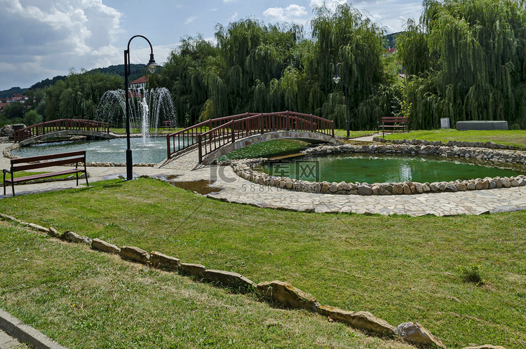 欧洲马其顿德尔切沃镇带人工池塘