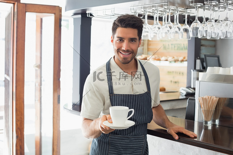 服务员在咖啡馆里拿着一杯咖啡
