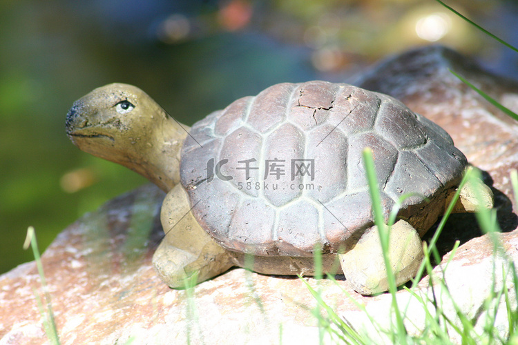 一只小乌龟，由陶瓷制成