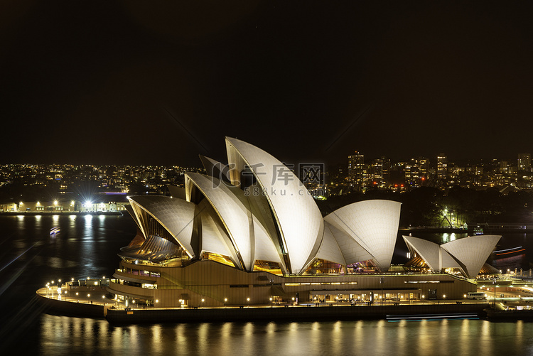 悉尼歌剧院是一座多场馆表演艺术