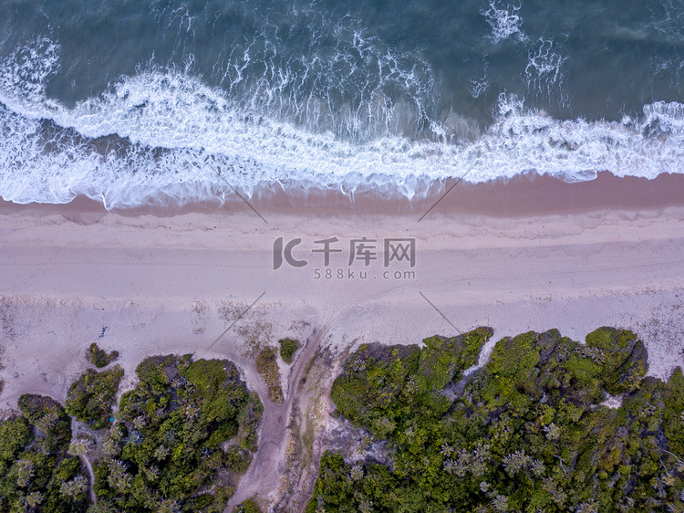 无人机拍摄的海浪拍打海滩的照片
