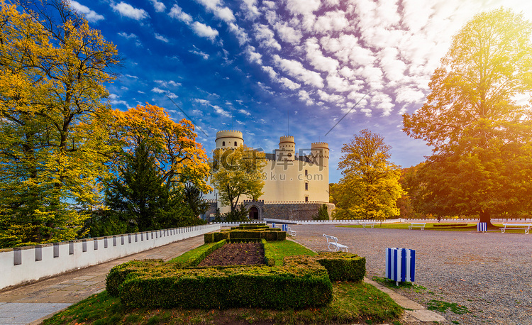 鸟瞰奥尔利克城堡，在美丽的秋季