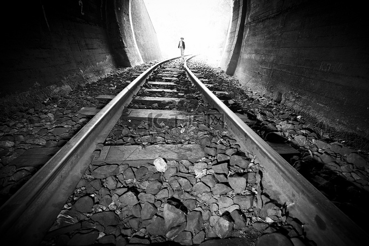 走在铁路隧道的孩子