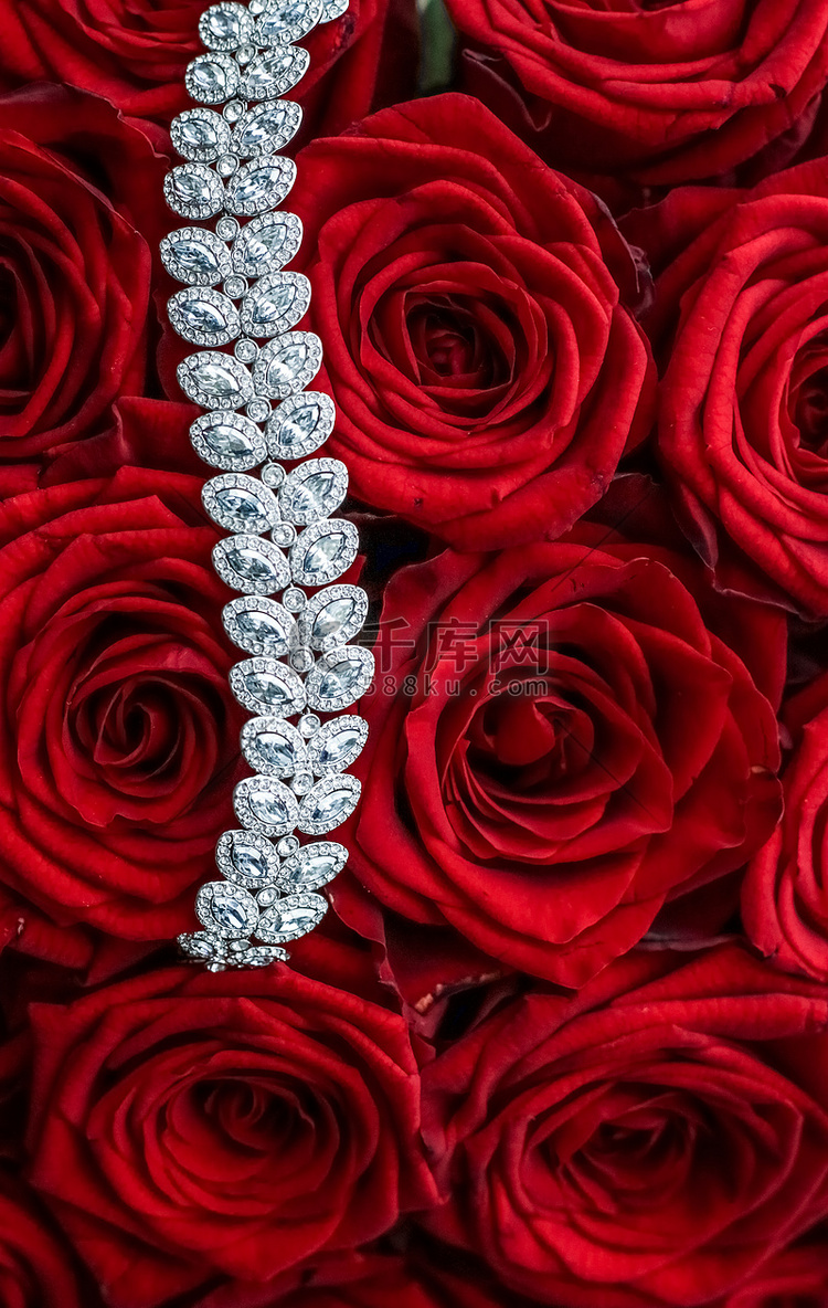 豪华钻石手链和红玫瑰花束、情人