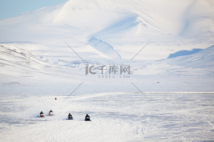 斯瓦尔巴群岛的雪地摩托